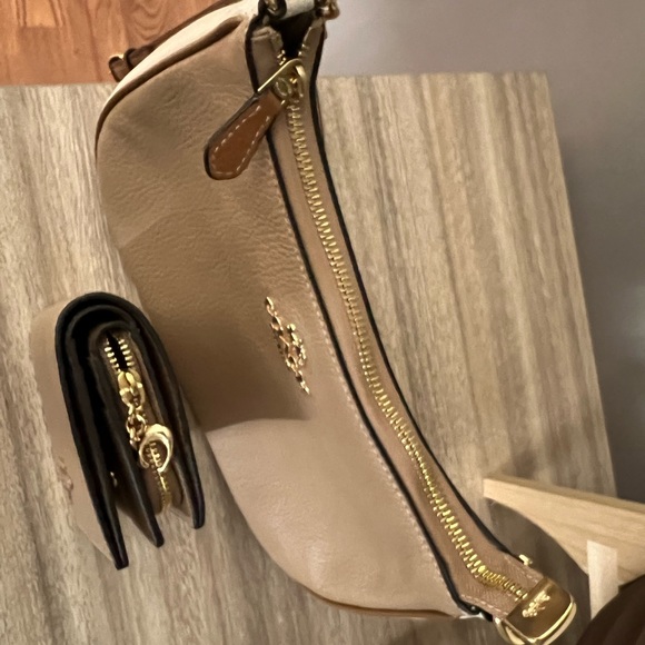 Coach - Picture 7 of 8